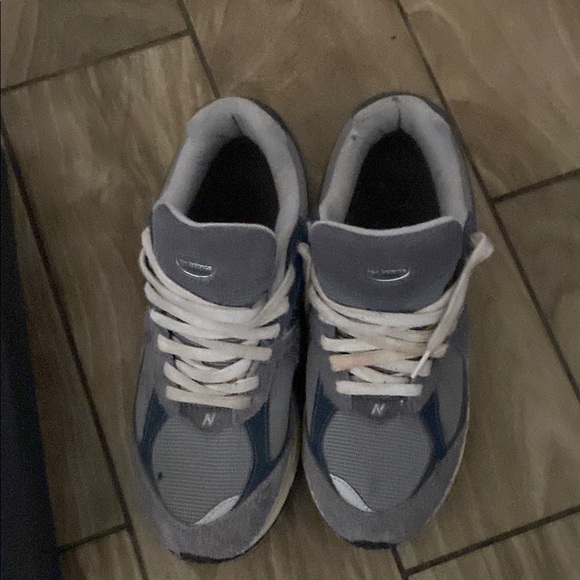 New Balance Gray and Cream Sneakers with Cushioned Midsole - Picture 3 of 4